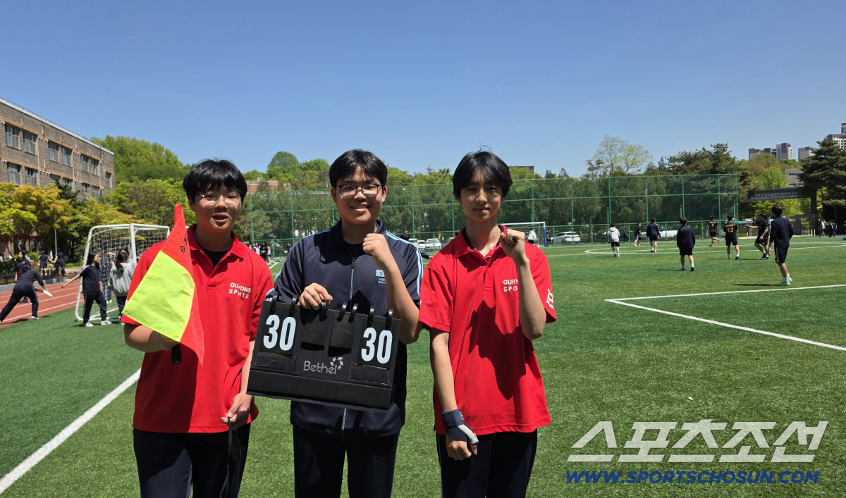발야구 심판 교육을 이수한 후 심판 활동 및 경기 운영을 도맡아 하고 있는 구룡중 학생들.