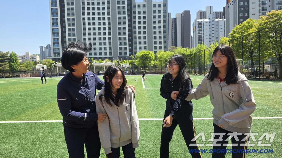 이광희구룡중 체육교사가 점심시간 운동을 마치고 교실로 돌아가는 여학생들과 대화를 나누는 모습.
