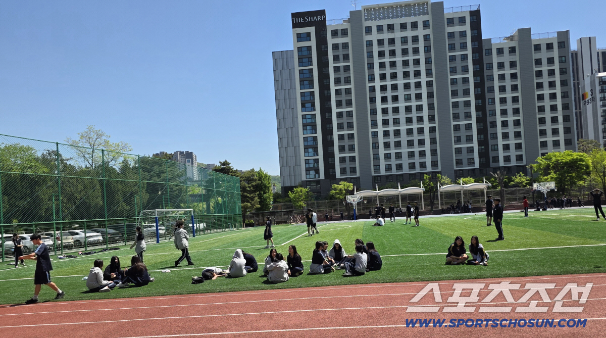 친환경 안조잔디 운동장에서 점심시간 햇볕을 쬐며 도란도란 담소를 나누는 구룡중 아이들.