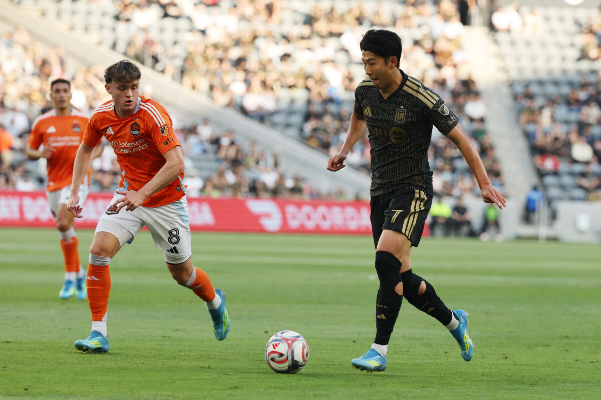 LOS ANGELES, CALIFORNIA - MAY 10: Son Heung-Min #7 of Los Angeles FC controls the ball during the MLS match between Los Angeles Football Club and Houston Dynamo FC at BMO Stadium on May 10, 2026 in Los Angeles, California. Kevork Djansezian/Getty Images/AFP (Photo by KEVORK DJANSEZIAN / GETTY IMAGES NORTH AMERICA / Getty Images via AFP)