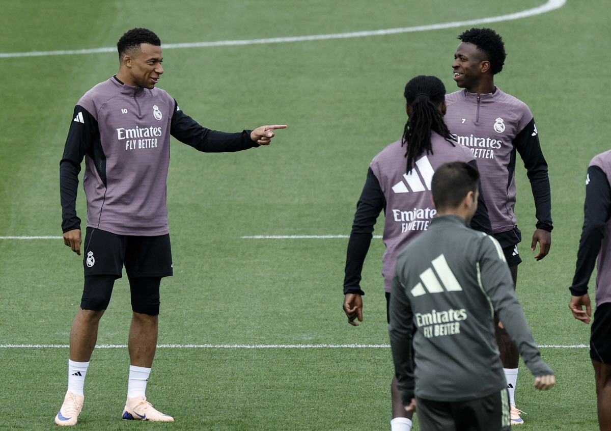 Real Madrid's French forward #10 Kylian Mbappe (L) gestures as he talks with Real Madrid's Brazilian forward #07 Vinicius Junior during a training session on the eve of the Spanish league football match between FC Barcelona and Real Madrid CF, at Real Madrid Sports City in Valdebebas, in the outskirts of Madrid, on May 9, 2026. (Photo by OSCAR DEL POZO / AFP)