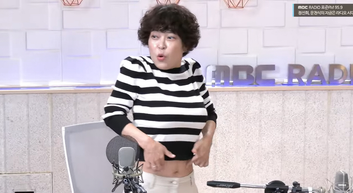 '8kg 감량' 조혜련, 크롭티로 '11자 복근' 자랑 "허리 잘록하고 너무 예뻐"(라디오시대)
