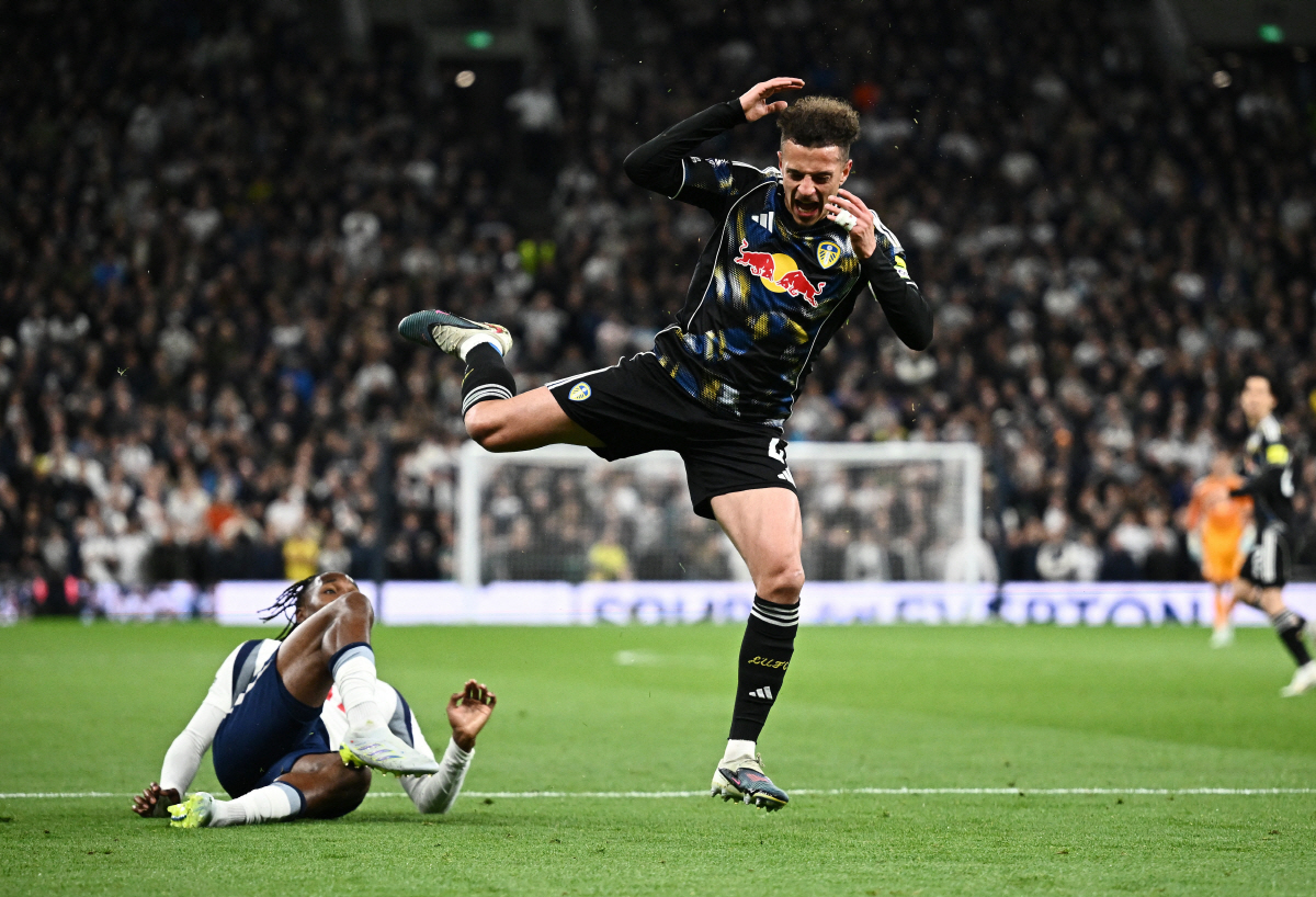 Soccer Football - Premier League - Tottenham Hotspur v Leeds United - Tottenham Hotspur Stadium, London, Britain - May 11, 2026 Tottenham Hotspur's Mathys Tel fouls Leeds United's Ethan Ampadu before conceding a penalty after a VAR review REUTERS/Dylan Martinez EDITORIAL USE ONLY. NO USE WITH UNAUTHORIZED AUDIO, VIDEO, DATA, FIXTURE LISTS, CLUB/LEAGUE LOGOS OR 'LIVE' SERVICES. ONLINE IN-MATCH USE LIMITED TO 120 IMAGES, NO VIDEO EMULATION. NO USE IN BETTING, GAMES OR SINGLE CLUB/LEAGUE/PLAYER PUBLICATIONS. PLEASE CONTACT YOUR ACCOUNT REPRESENTATIVE FOR FURTHER DETAILS..