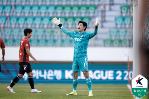 "재계약 해주세요" 조성환 감독의 이례적 요청, 부산 선두 이끄는 '제2의 전성기' GK 구상민 "동계 때 하루 4탕 훈련, 오로지 승격을 위해서"[인터뷰]