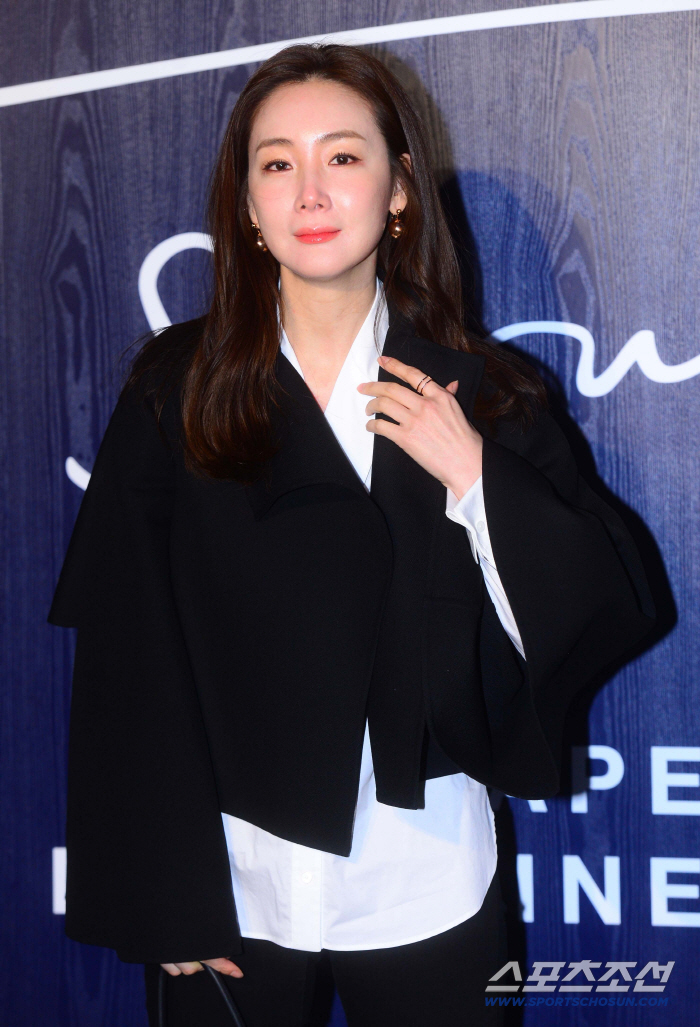 최지우, 부친상 비보…母와 일본 여행 4일만 안타까운 소식