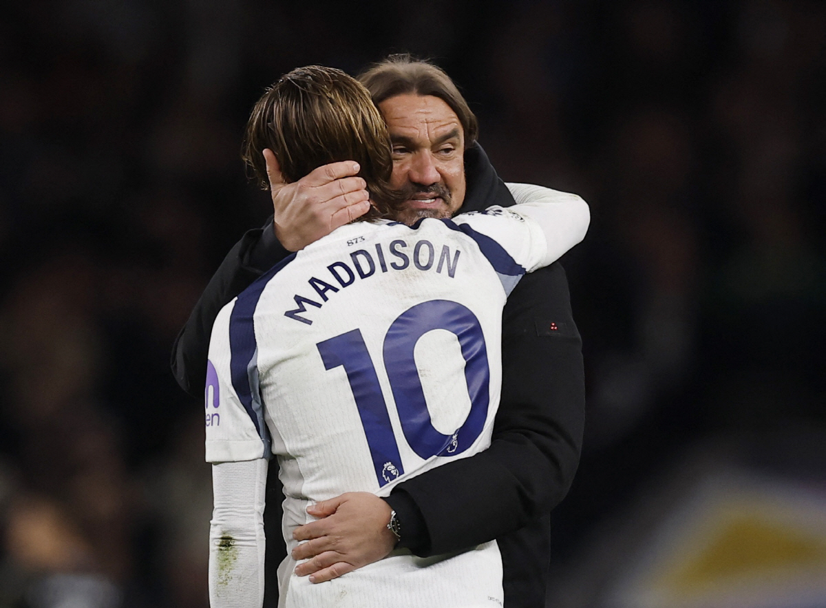 Soccer Football - Premier League - Tottenham Hotspur v Leeds United - Tottenham Hotspur Stadium, London, Britain - May 11, 2026 Tottenham Hotspur's James Maddison and Leeds United manager Daniel Farke after the match Action Images via Reuters/Andrew Couldridge EDITORIAL USE ONLY. NO USE WITH UNAUTHORIZED AUDIO, VIDEO, DATA, FIXTURE LISTS, CLUB/LEAGUE LOGOS OR 'LIVE' SERVICES. ONLINE IN-MATCH USE LIMITED TO 120 IMAGES, NO VIDEO EMULATION. NO USE IN BETTING, GAMES OR SINGLE CLUB/LEAGUE/PLAYER PUBLICATIONS. PLEASE CONTACT YOUR ACCOUNT REPRESENTATIVE FOR FURTHER DETAILS..