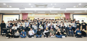 KB국민은행, 장애 청년 대학생에 노트북 전달로 포용금융 실천