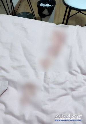 여성 침대서 발견된 정체불명 액체…새벽 열쇠로 침입 시도에 '공포'