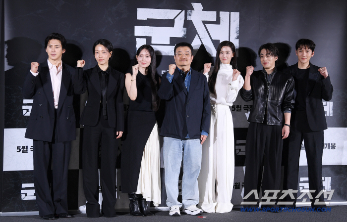 전지현X구교환 '군체' 역대급 좀비물 될까? 1주차 전석 매진→2주차 무인 출격