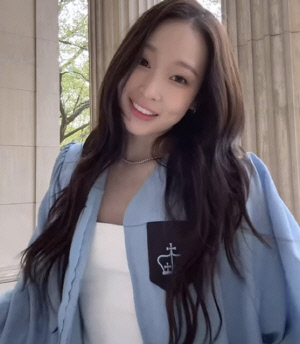'신세계 외손녀' 애니, 美 컬럼비아대 졸업가운 입었다..재벌 3세의 눈부신 학사모