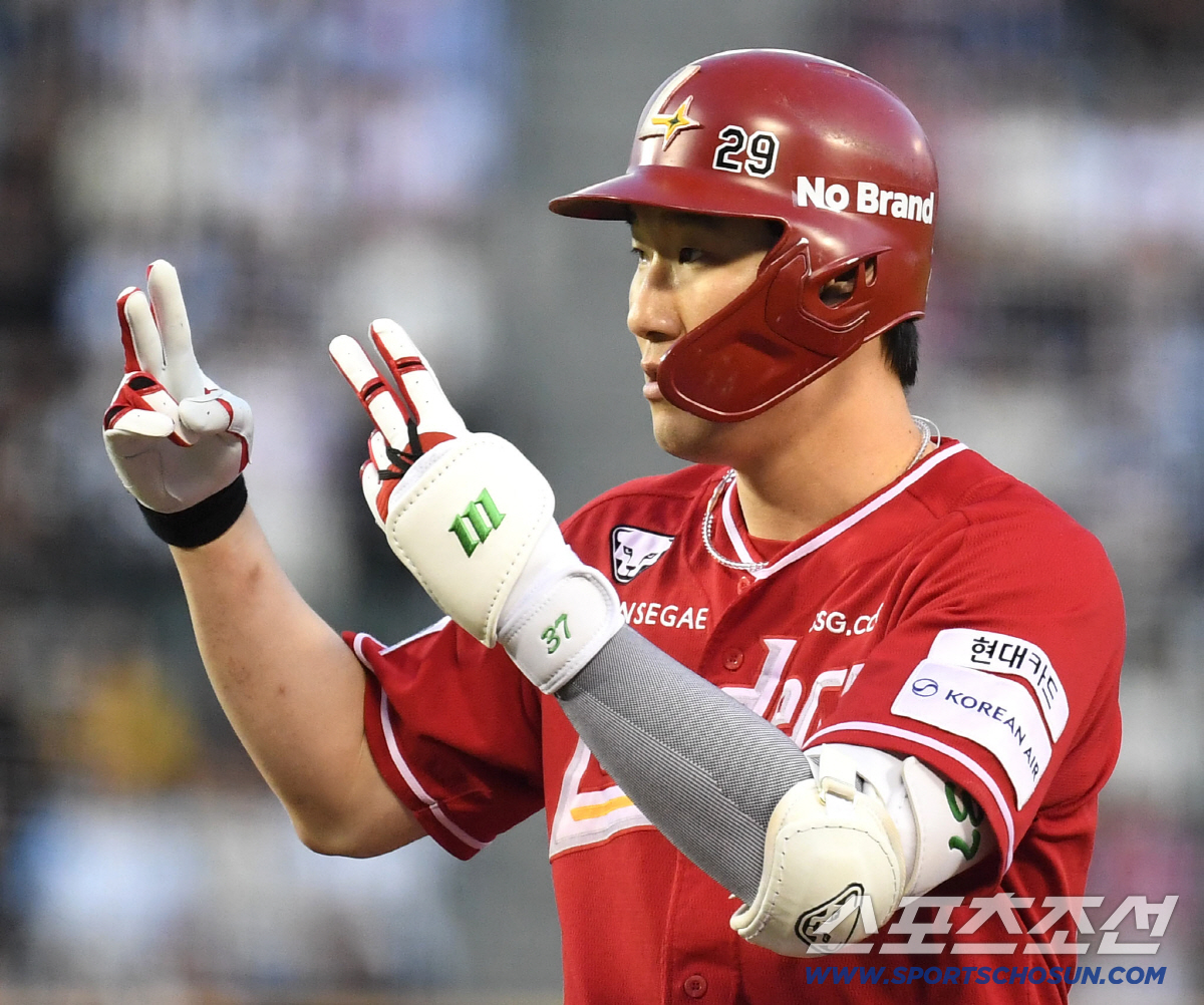 8일 잠실구장에서 열린 두산과 SSG의 경기. 4회 안타를 날린 SSG 오태곤. 잠실=송정헌 기자 songs@sportschosun.com/2026.05.08/