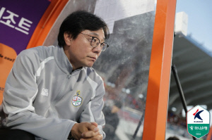 [현장인터뷰] 월드컵 갈 수 있는데 부상 교체된 김문환...황선홍 감독 "머리 쪽 부딪혀, 눈 안 보인다고 해 걱정스러워"