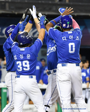 전병우 만루홈런! 삼성 4373일 만에 8연승으로 2위 압수 → LG 3연패 3위로 내려앉아 [잠실 현장]