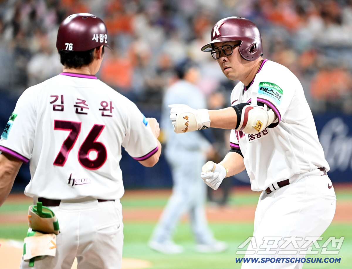 12일 고척스카이돔에서 열린 한화와 키움의 경기. 1회말 안치홍이 류현진을 상대로 안타를 친 후 기뻐하고 있다. 안치홍은 개인 통산 1900안타를 달성했다. 고척=허상욱 기자 wook@sportschosun.com/2026.05.12/