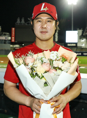 "대기록 축하해!" 39세 레전드 향한 사령탑의 진심…"꾸준한 노력 철저한 자기관리의 증거" [수원승장]