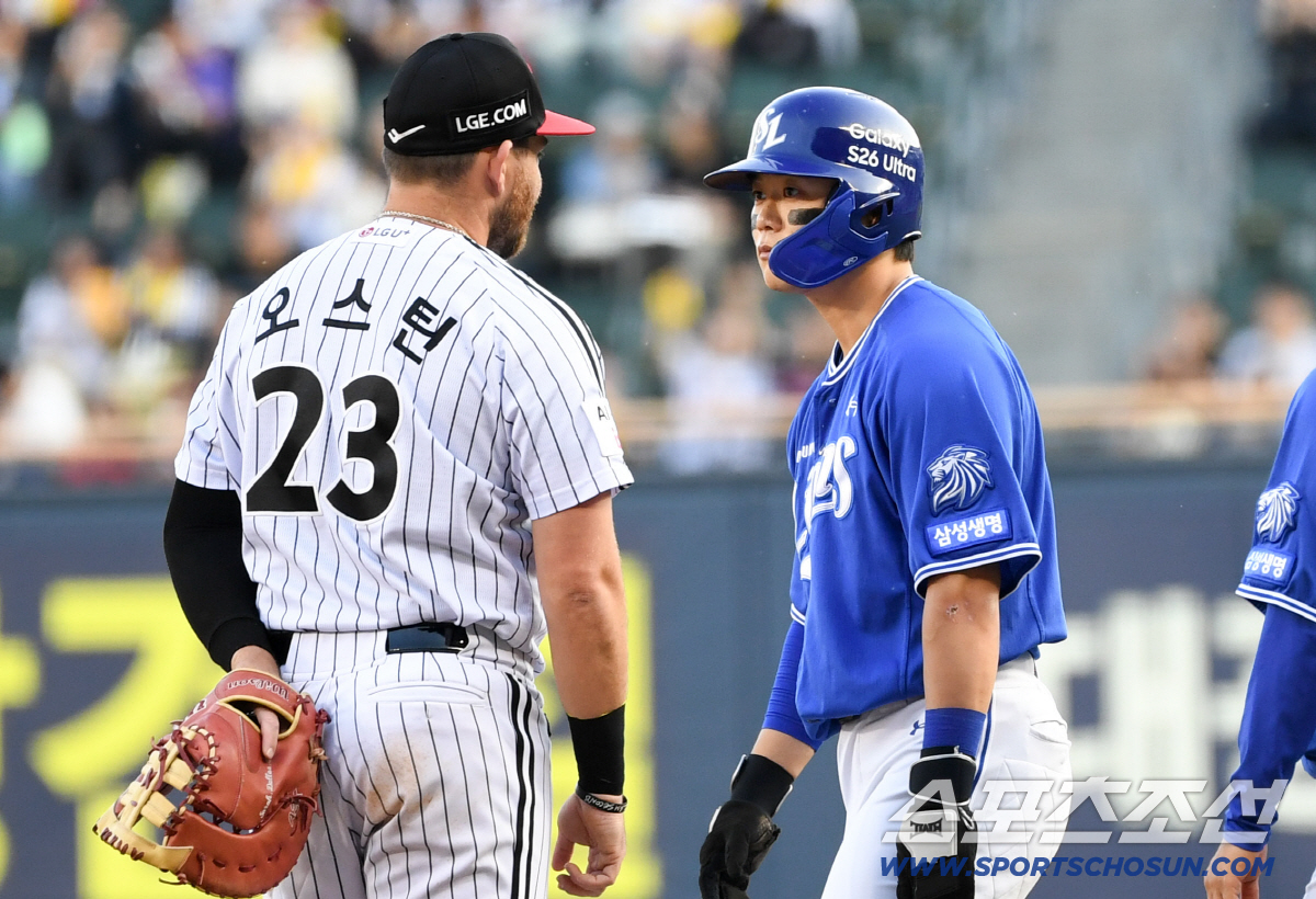 1루수 오스틴은 아웃. 주자 박승규는 세이프를 확신했다.
