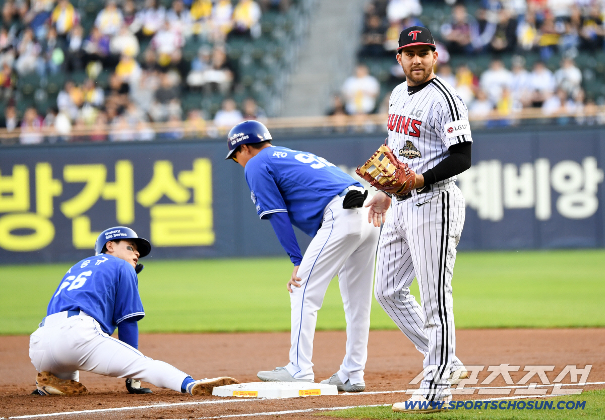 세이프가 선언되자 더그아웃을 향해 자신 있게 비디오 판독을 요청한 오스틴.