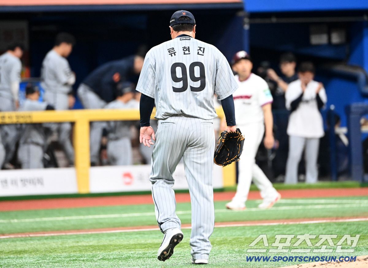 12일 고척스카이돔에서 열린 한화와 키움의 경기. 2회말 투구를 무실점으로 마친 류현진이 더그아웃으로 향하고 있다. 고척=허상욱 기자 wook@sportschosun.com/2026.05.12/