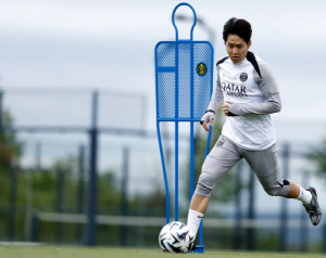 [오피셜]이강인 왼 발목 부상 확인, PSG "며칠간 별도 실내 훈련 진행"..심각하지 않아 월드컵 출전에는 지장 없을 듯