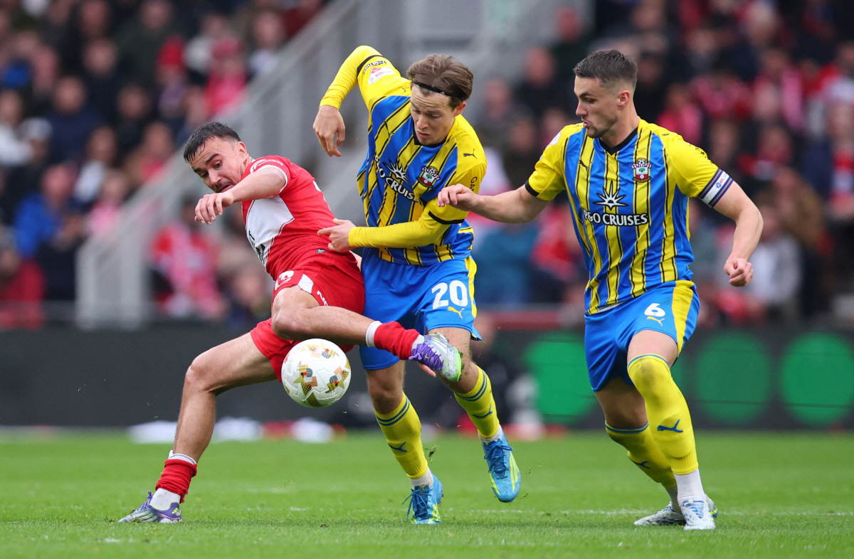 Soccer Football - Championship - Championship - Play Offs - Semi-finals - First Leg - Middlesbrough v Southampton - Riverside Stadium, Middlesbrough, Britain - May 9, 2026 Middlesbrough's David Strelec in action with Southampton's Caspar Jander and Taylor Harwood-Bellis Action Images/Craig Brough EDITORIAL USE ONLY. NO USE WITH UNAUTHORIZED AUDIO, VIDEO, DATA, FIXTURE LISTS, CLUB/LEAGUE LOGOS OR 'LIVE' SERVICES. ONLINE IN-MATCH USE LIMITED TO 120 IMAGES, NO VIDEO EMULATION. NO USE IN BETTING, GAMES OR SINGLE CLUB/LEAGUE/PLAYER PUBLICATIONS. PLEASE CONTACT YOUR ACCOUNT REPRESENTATIVE FOR FURTHER DETAILS..