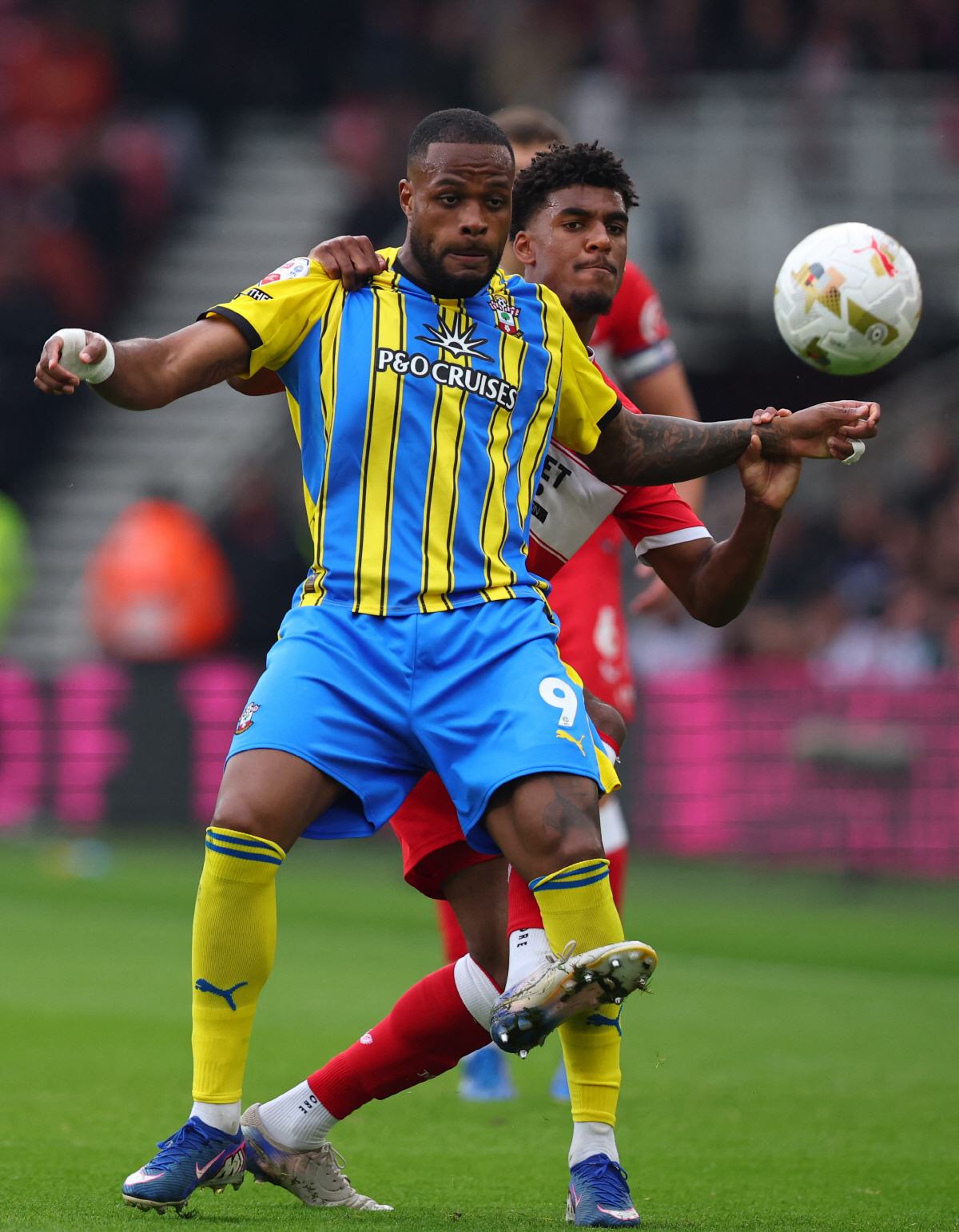 Soccer Football - Championship - Championship - Play Offs - Semi-finals - First Leg - Middlesbrough v Southampton - Riverside Stadium, Middlesbrough, Britain - May 9, 2026 Southampton's Cyle Larin in action with Middlesbrough's Adilson Malanda Action Images/Craig Brough EDITORIAL USE ONLY. NO USE WITH UNAUTHORIZED AUDIO, VIDEO, DATA, FIXTURE LISTS, CLUB/LEAGUE LOGOS OR 'LIVE' SERVICES. ONLINE IN-MATCH USE LIMITED TO 120 IMAGES, NO VIDEO EMULATION. NO USE IN BETTING, GAMES OR SINGLE CLUB/LEAGUE/PLAYER PUBLICATIONS. PLEASE CONTACT YOUR ACCOUNT REPRESENTATIVE FOR FURTHER DETAILS..