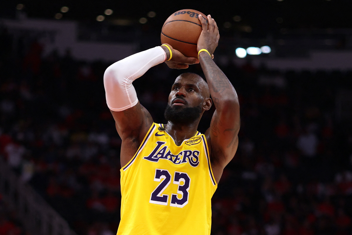 HOUSTON, TEXAS - MAY 01: LeBron James #23 of the Los Angeles Lakers attempts free throw against the Houston Rockets during the fourth quarter in Game Six of the First Round of the NBA Western Conference Playoffs at Toyota Center on May 01, 2026 in Houston, Texas. NOTE TO USER: User expressly acknowledges and agrees that, by downloading and or using this photograph, User is consenting to the terms and conditions of the Getty Images License Agreement. Kenneth Richmond/Getty Images/AFP (Photo by Kenneth Richmond / GETTY IMAGES NORTH AMERICA / Getty Images via AFP)