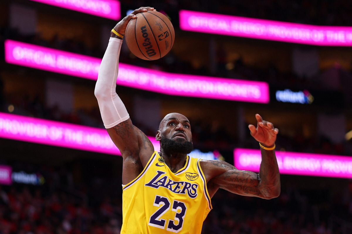 HOUSTON, TEXAS - MAY 01: LeBron James #23 of the Los Angeles Lakers drives to the basket against against the Houston Rockets \d3q in Game Six of the First Round of the NBA Western Conference Playoffs at Toyota Center on May 01, 2026 in Houston, Texas. NOTE TO USER: User expressly acknowledges and agrees that, by downloading and or using this photograph, User is consenting to the terms and conditions of the Getty Images License Agreement. Kenneth Richmond/Getty Images/AFP (Photo by Kenneth Richmond / GETTY IMAGES NORTH AMERICA / Getty Images via AFP)