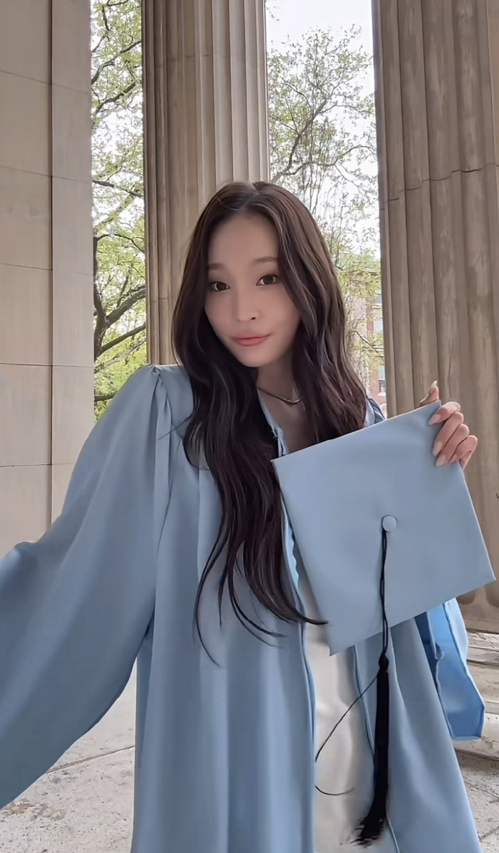 '신세계 장녀' 올데프 애니, 진짜 다가졌네! 美 컬럼비아대 졸업가운 인증샷