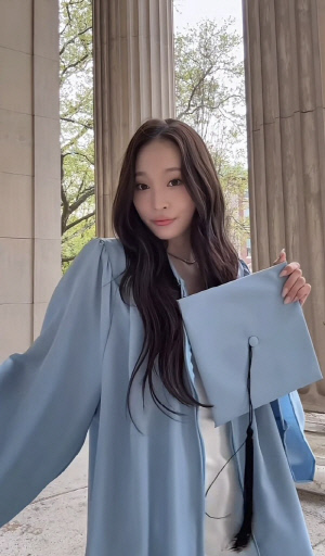 '신세계 장녀' 올데프 애니, 진짜 다가졌네! 美 컬럼비아대 졸업가운 인증샷