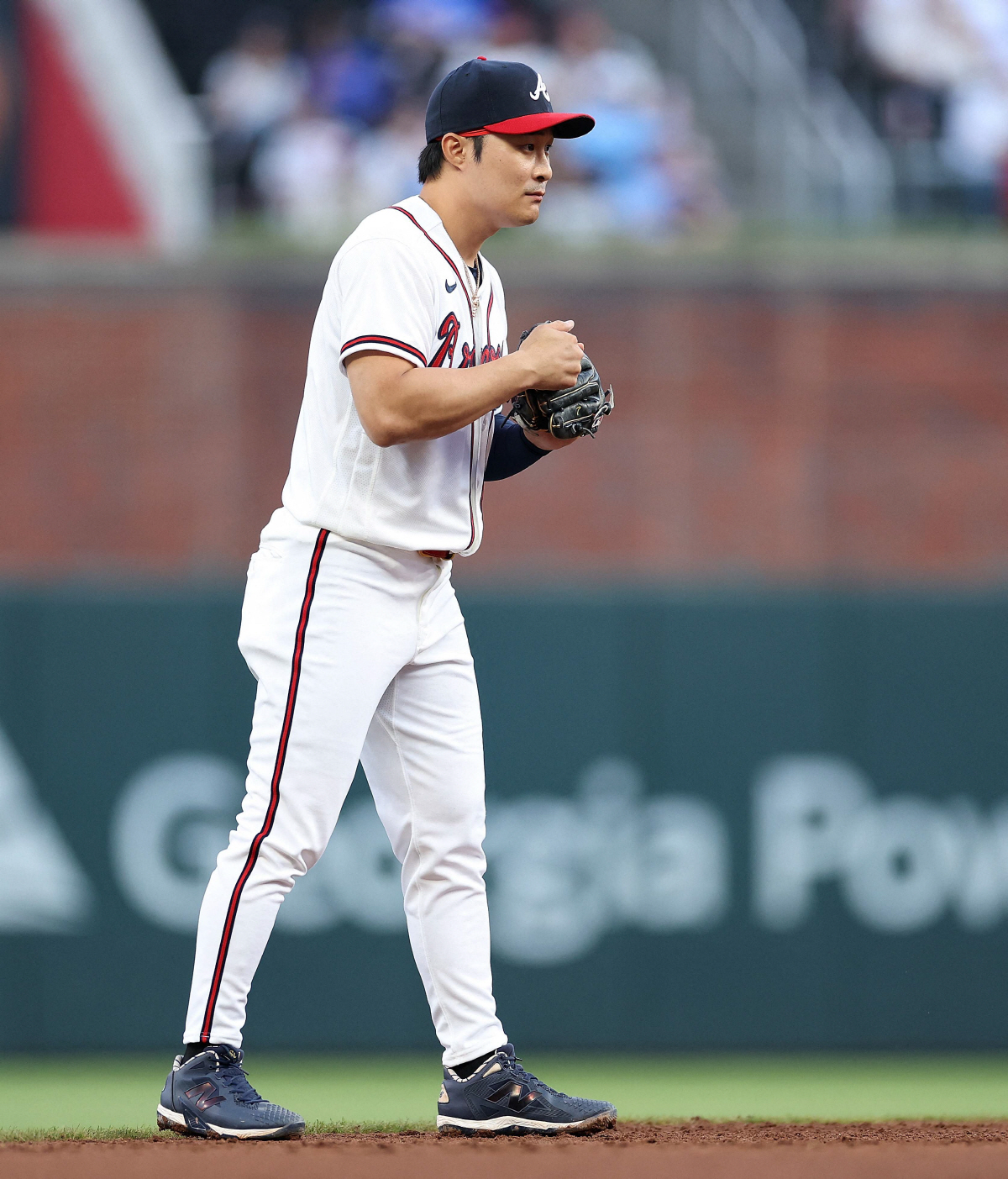 ATLANTA, GEORGIA - MAY 12: Ha-Seong Kim #7 of the Atlanta Braves lines up in the third inning against the Chicago Cubs at Truist Park on May 12, 2026 in Atlanta, Georgia. Kevin C. Cox/Getty Images/AFP (Photo by Kevin C. Cox / GETTY IMAGES NORTH AMERICA / Getty Images via AFP)