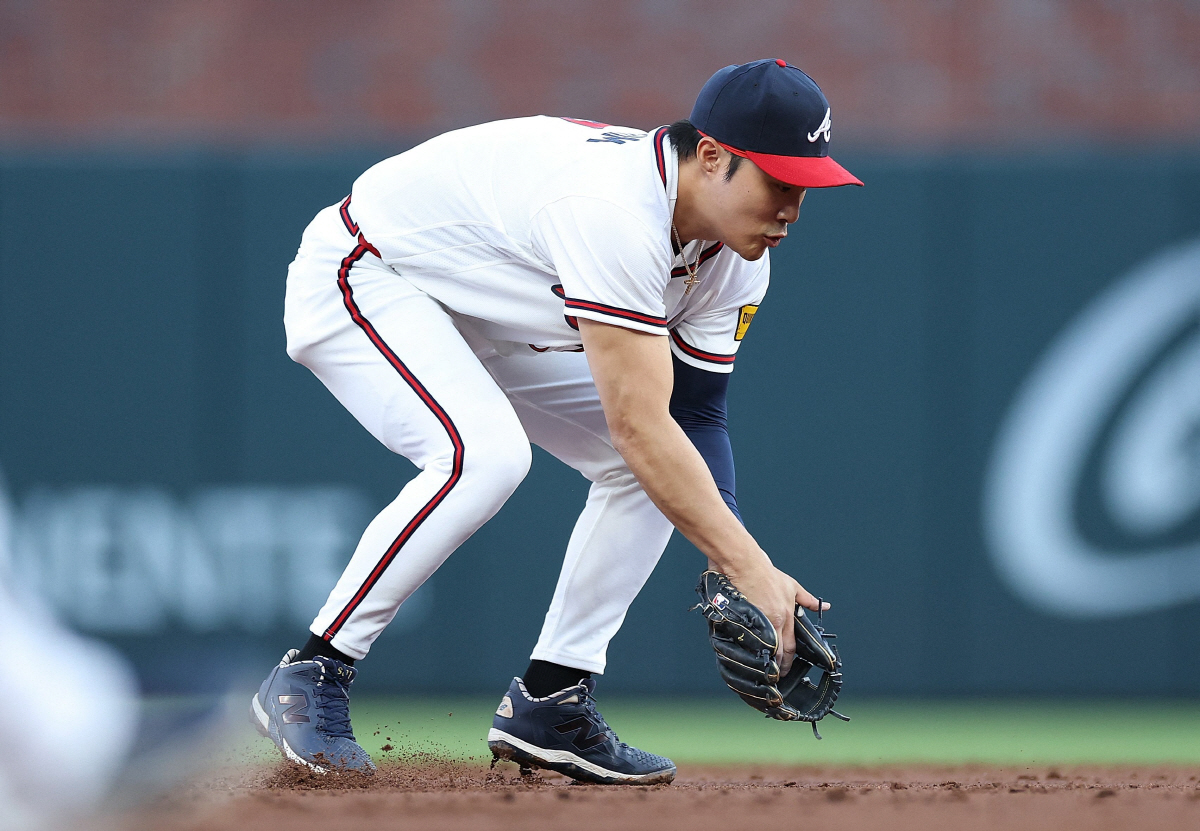 ATLANTA, GEORGIA - MAY 12: Ha-Seong Kim #7 of the Atlanta Braves makes a play on a ground out hit by Dansby Swanson #7 of the Chicago Cubs in the third inning at Truist Park on May 12, 2026 in Atlanta, Georgia. Kevin C. Cox/Getty Images/AFP (Photo by Kevin C. Cox / GETTY IMAGES NORTH AMERICA / Getty Images via AFP)