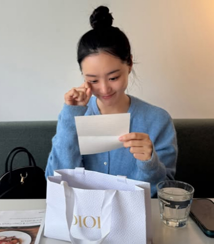 "무료 간병인" 악플에 오열한 송지은, 명품백 선물보다 더 눈물난 '반전'