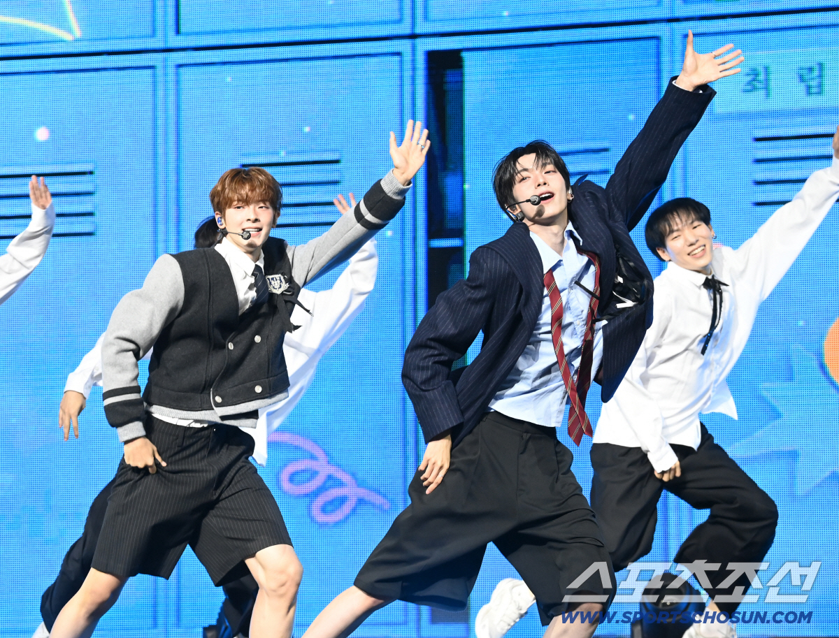 13일 블루스퀘어 우리원뱅킹홀에서 열린 신인 보이그룹 플레어 유(FLARE U, 최립우, 강우진)의 'YOUTH ERROR' 쇼케이스. 플레어 유 멤버들이 타이틀곡 무대를 선보이고 있다. 허상욱 기자 wook@sportschosun.com/2026.05.13/