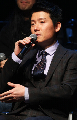 이현우 "여중생 만우절 문자로 사망설 확산…생방서 살아있다 인증"