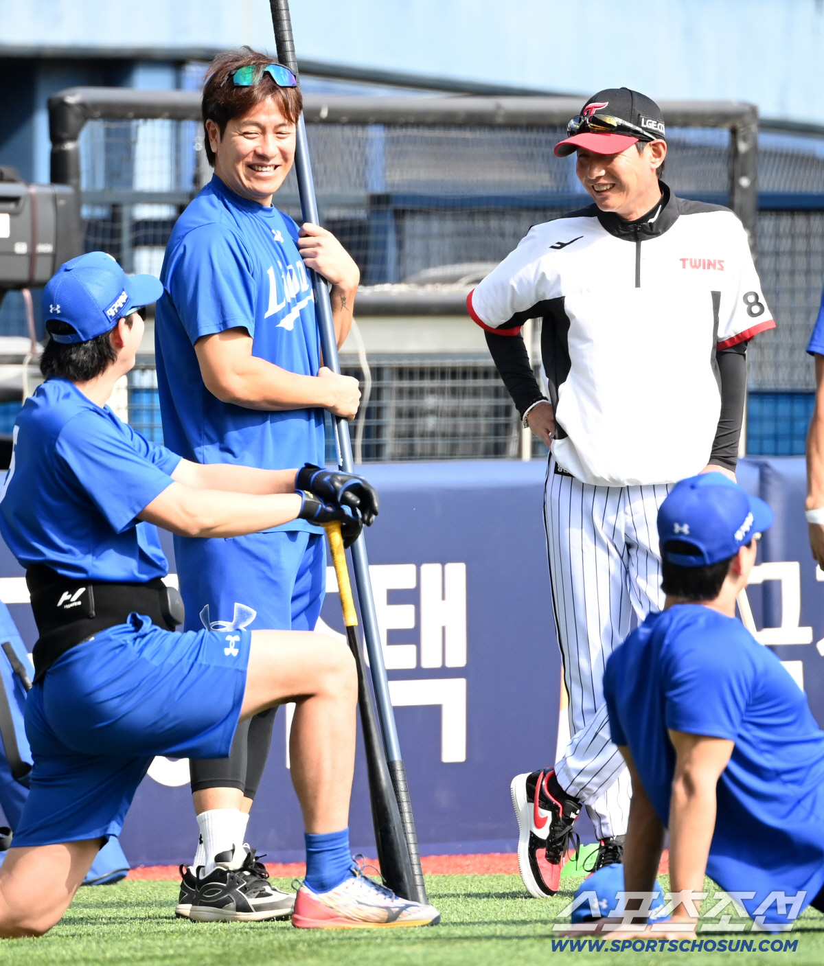 13일 잠실야구장에서 열린 삼성과 LG의 경기, 염경엽 감독이 강민호, 구자욱과 이야기를 나누고 있다. 잠실=허상욱 기자 wook@sportschosun.com/2026.05.13/