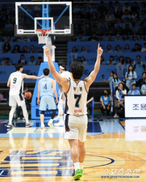 [챔프전 현장인터뷰] "MVP, 마이 브라더" 허웅의 외침. 커리어 첫 MVP 허훈 "KCC 이적 이유가 우승. 입증한 것 같아서 기쁘다"