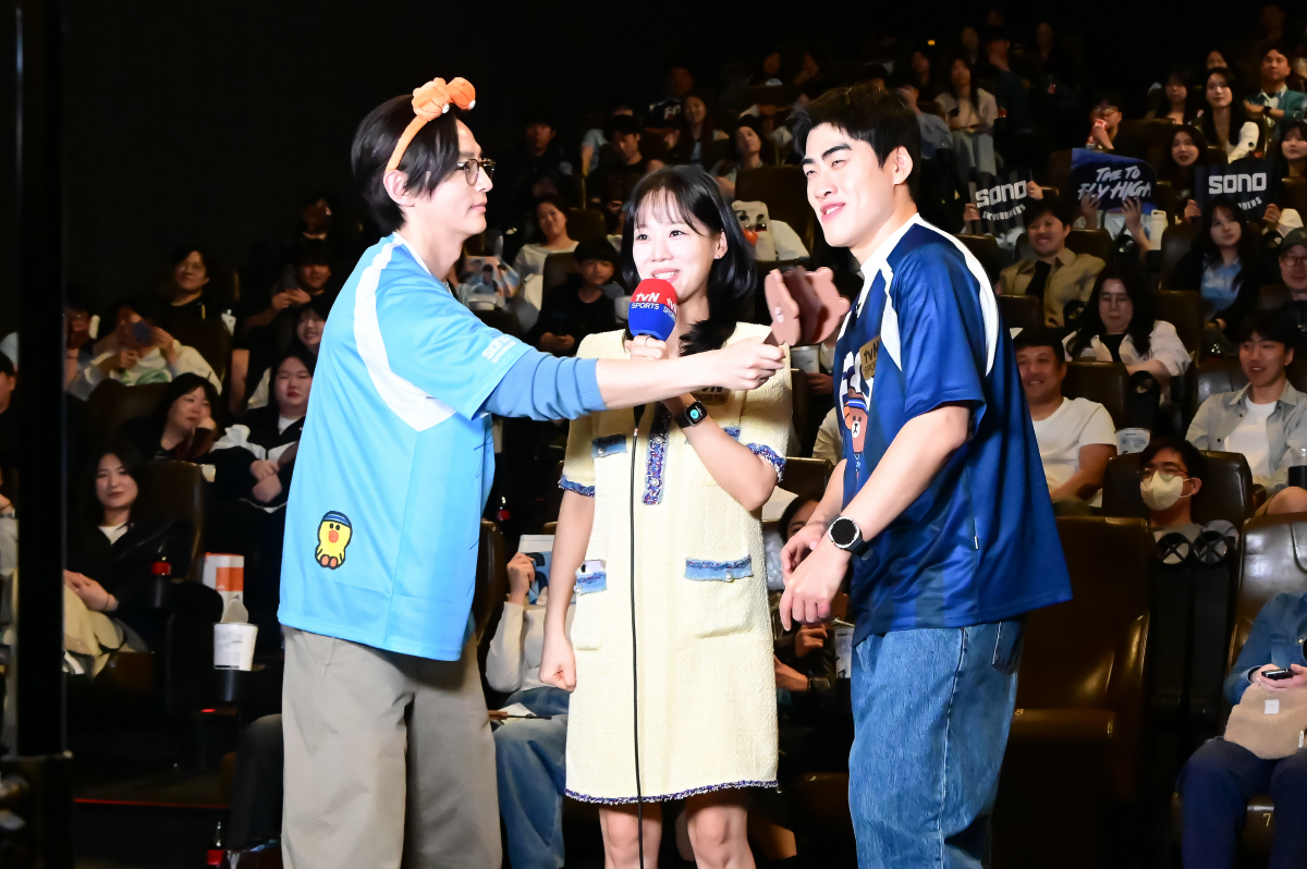 배우 권율(왼쪽)과 개그맨 조진세(오른쪽)이 뷰잉파티를 진행하고 있다. 사진제공=KBL