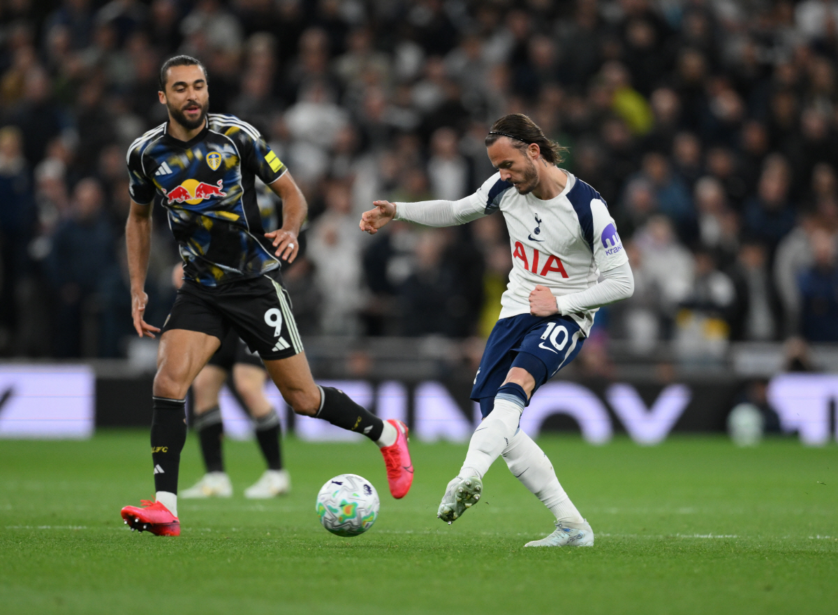 epa12948378 Tottenham Hotspur's James Maddison (right) and Leeds United?s Dominic Calvert-Lewin in action during the English Premier League match between Tottenham Hotspur and Leeds United, in London, Britain, 11 May 2026. EPA/DANIEL HAMBURY EDITORIAL USE ONLY. No use with unauthorized audio, video, data, fixture lists, club/league logos, 'live' services or NFTs. Online in-match use limited to 120 images, no video emulation. No use in betting, games or single club/league/player publications.