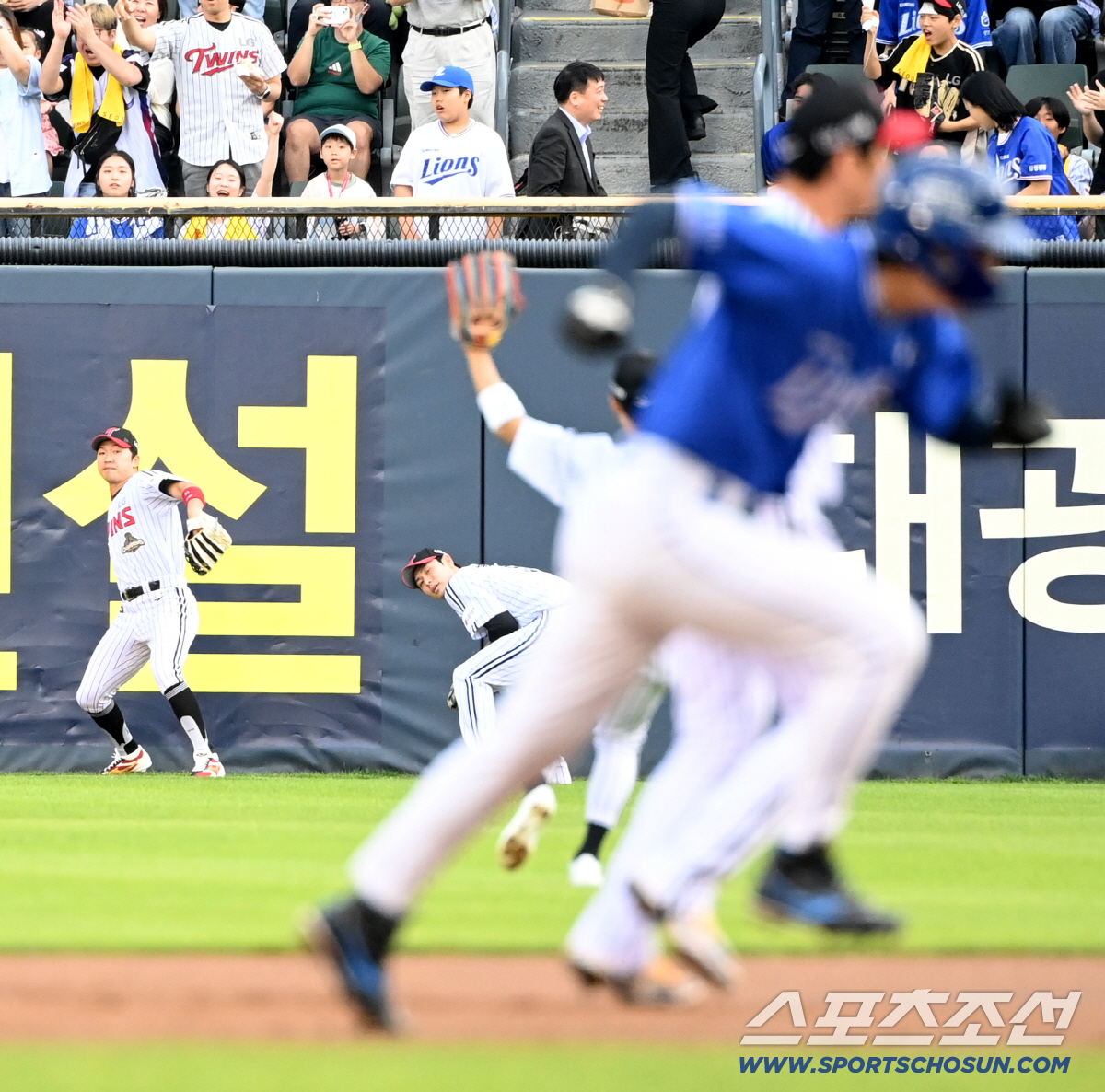 1회초 1사 1루 최형우의 타구를 펜스 앞 까지 따라가 잡아낸 후 1루로 송구는 박해민. 1루주자 구자욱은 재빨리 귀루하는 모습.