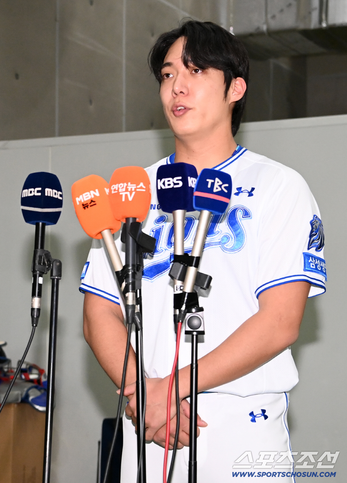 경기 중 격한 감정 표출로 논란에 휩싸인 삼성 원태인이 21일 대구 삼성라이온즈파크에서 펼쳐질 SSG와의 경기에 앞서 입장을 밝혔다. 취재진 앞에 선 원태인의 모습. 대구=허상욱 기자 wook@sportschosun.com/2026.04.21/