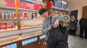 폴킴, 상하이서 쩔쩔매며 '현실 남편' 모드 "아내 눈치 보면서 쇼핑"