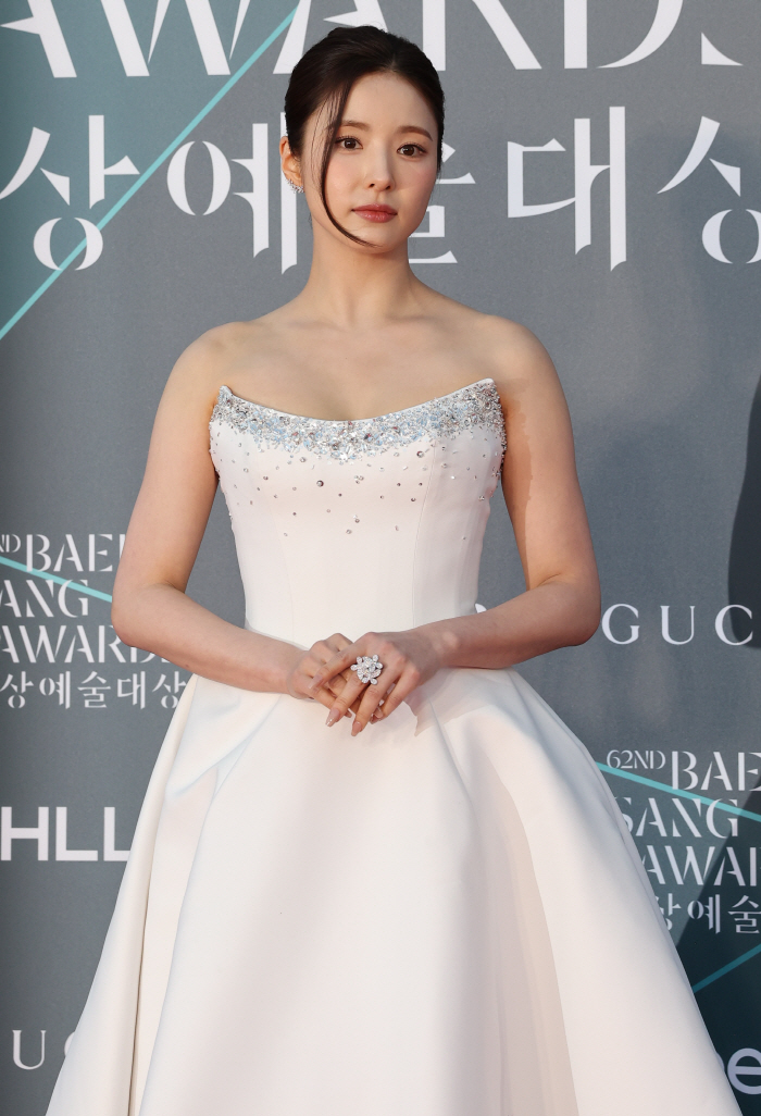 '백상 조연상' 신세경, 이성민 "욕했다" 논란 속 입 열었다..의외의 행보에 '깜짝'