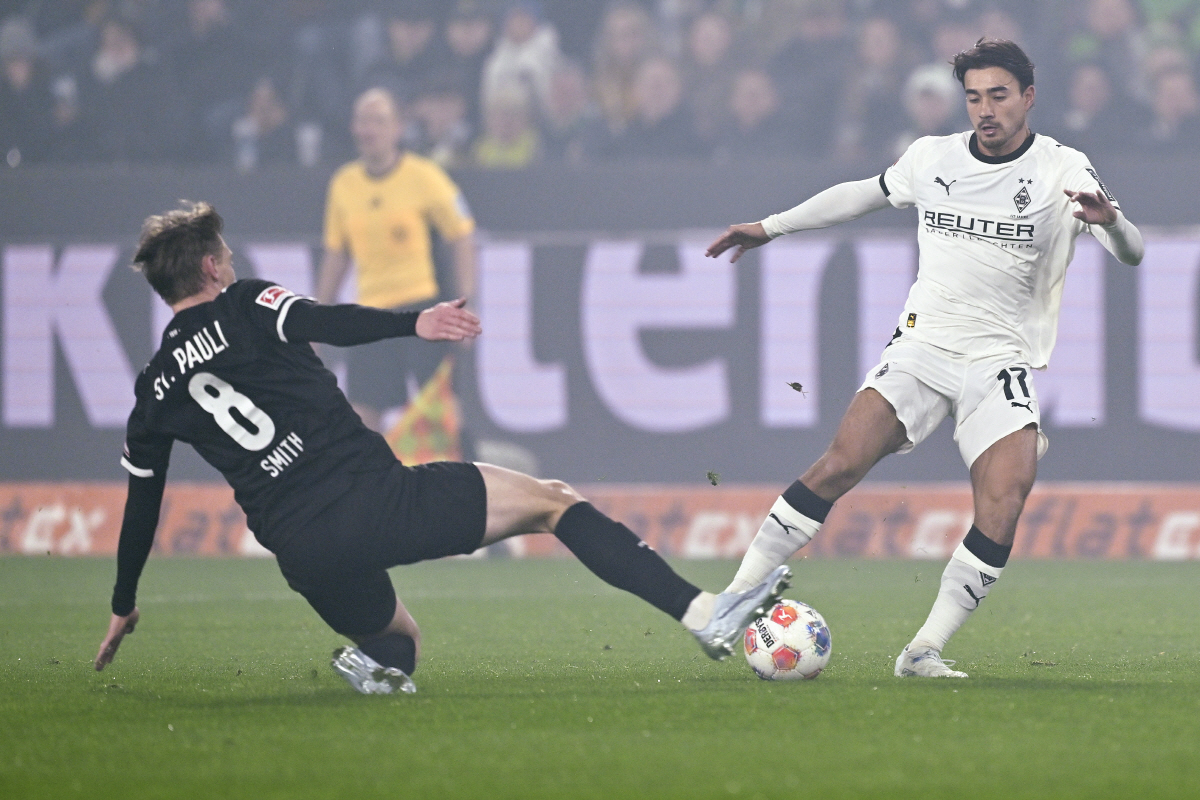 (260314) -- MOENCHENGLADBACH, March 14, 2026 (Xinhua) -- Jens Castrop (R) of Borussia Moenchengladbach vies with Eric Smith of FC St. Pauli during the German first division of Bundesliga football match between Borussia Moenchengladbach and FC St. Pauli in Moenchengladbach, Germany, March 13, 2026. (Photo by Ulrich Hufnagel/Xinhua)