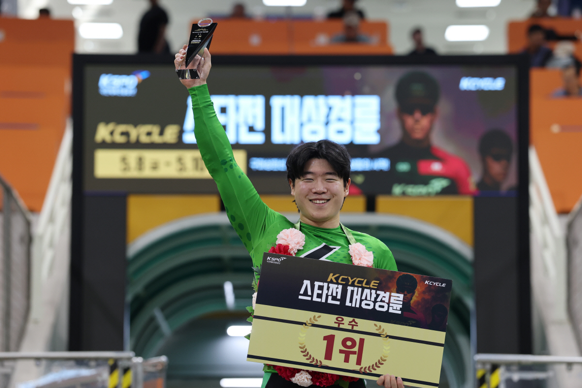 우수급 우승을 차지한 윤명호가 트로피를 들어보이며 우승을 자축하고 있다. 사진제공=국민체육진흥공단
