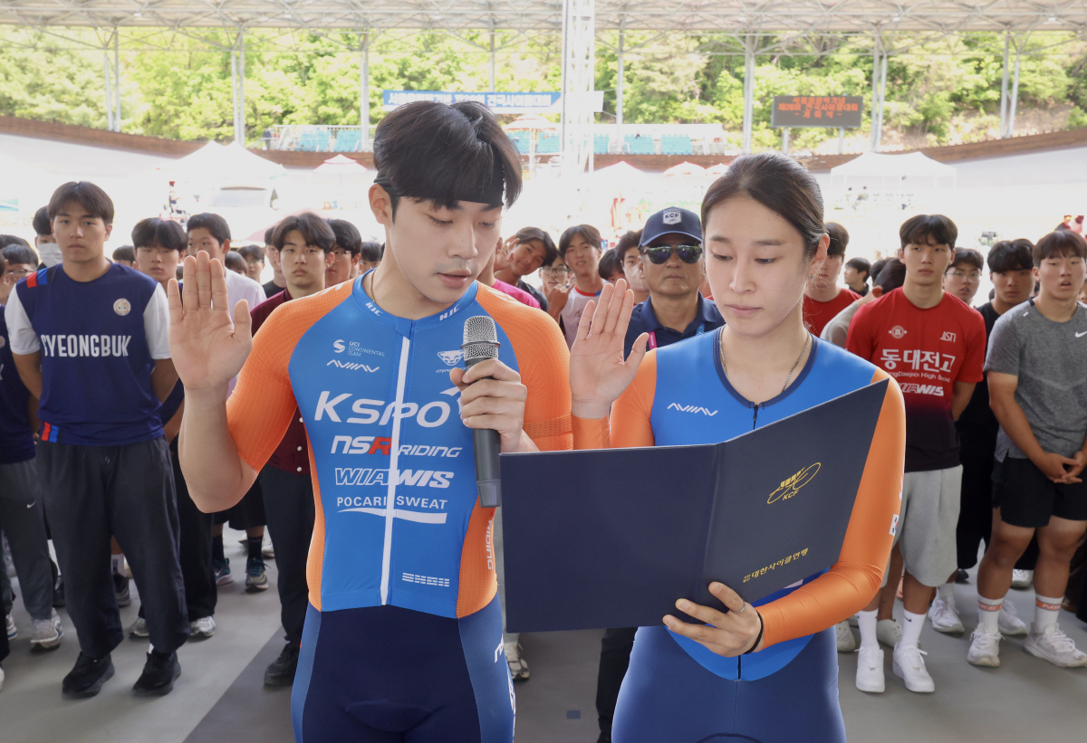 서울올림픽기념 제28회 전국사이클대회 개막식에서 체육공단 선수단이 대표 선서를 하고 있다. 사진제공=국민체육진흥공단