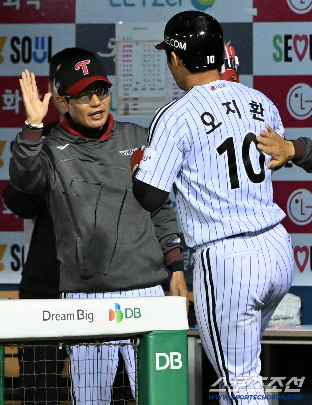 13일 잠실야구장에서 열린 삼성과 LG의 경기, 8회말 오지환이 솔로홈런을 치고 염경엽 감독과 기쁨을 나누고 있다. 잠실=허상욱 기자 wook@sportschosun.com/2026.05.13/