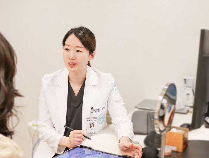 진료 중인 고효선 과장