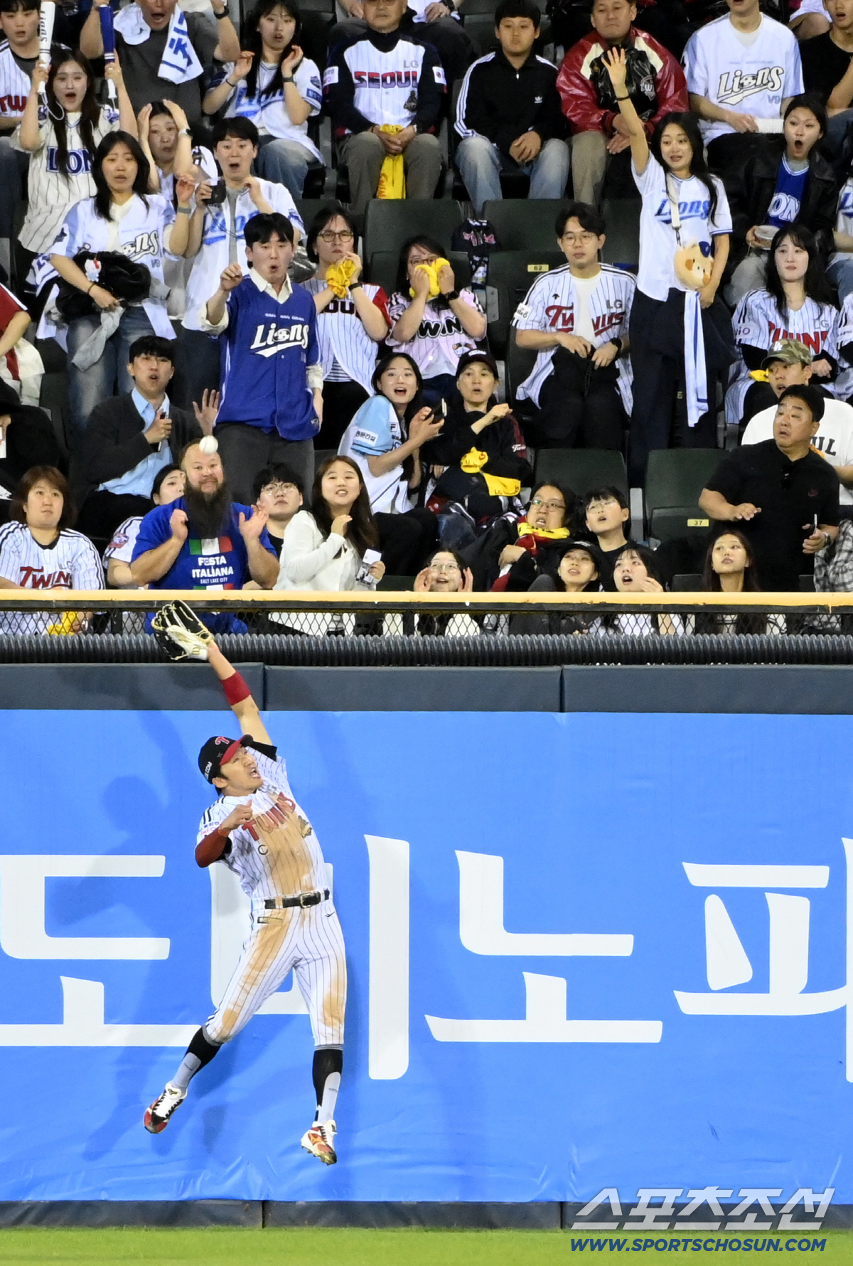 13일 잠실야구장에서 열린 삼성과 LG의 경기, 7회초 2사 3루 박해민이 구자욱의 타구를 잡아내고 있다. 잠실=허상욱 기자 wook@sportschosun.com/2026.05.13/
