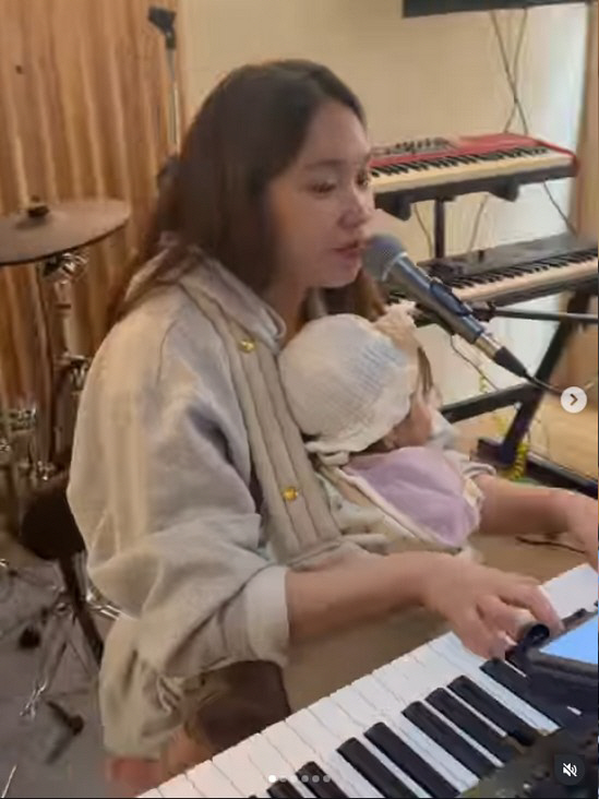 ‘결혼 6년 만 득녀’ 이진아, 아기띠 매고 건반 연습 ‘깜짝’ 근황 “어머니가 되는 중”