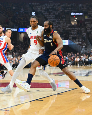 NBA 판정논란 휩싸였다! 클리블랜드, 연장 혈투 끝 5차전 승리. 디트로이트 감독 "4Q 종료 직전, 재럿 앨런 명백한 파울, 자유투 도둑맞았다"